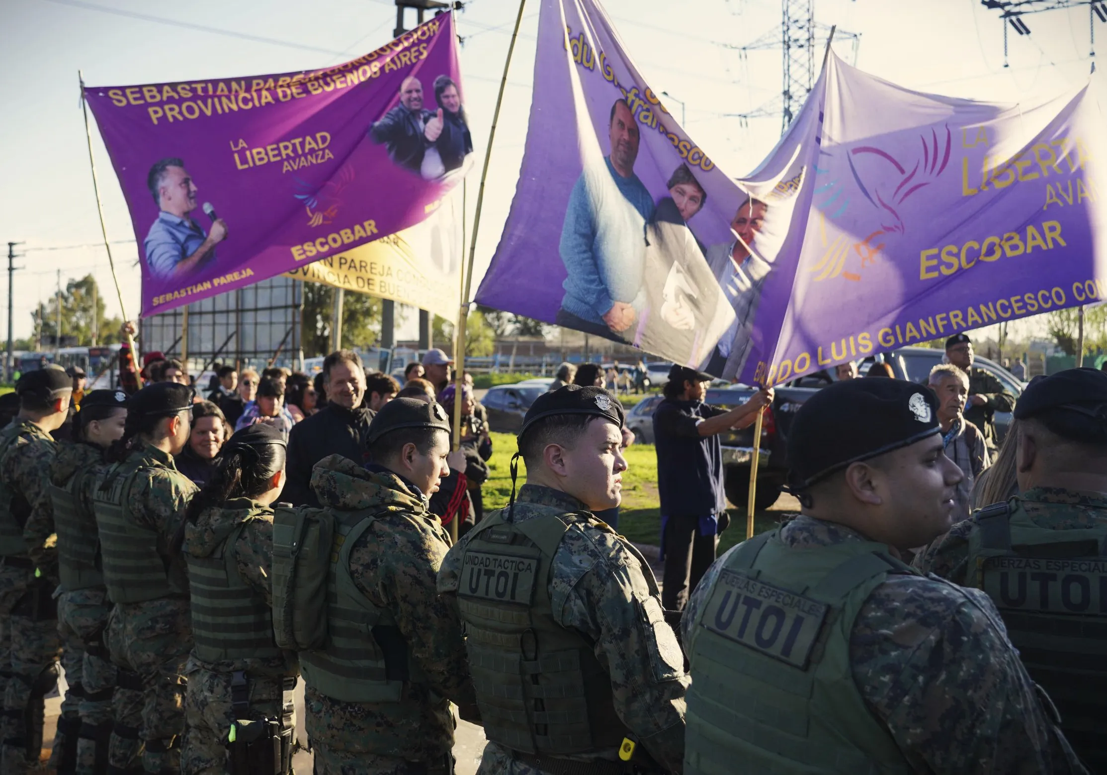 Seguidores de Milei se enfrentaron con manifestantes, en la previa del acto de cierre de campaña de LLA thumbnail