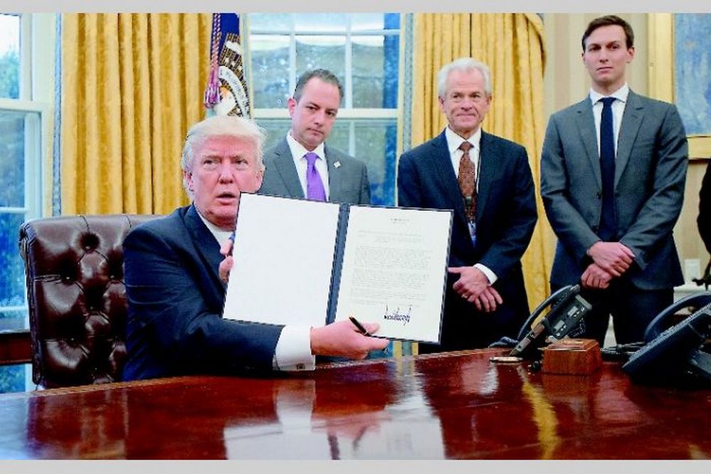 Trump firmando Trump firmando