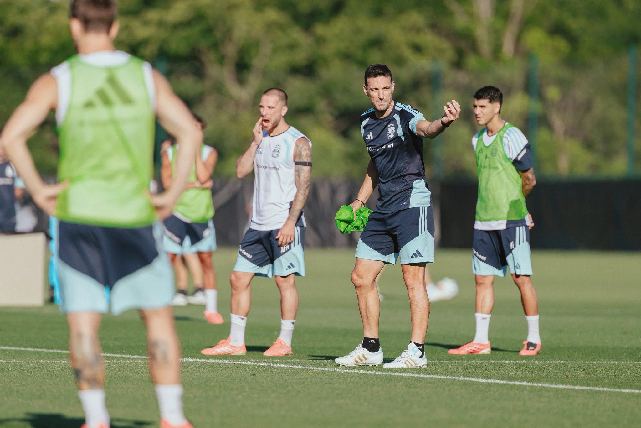 La Selección argentina entrenó bajo la lluvia, mientras que España canceló la práctica thumbnail