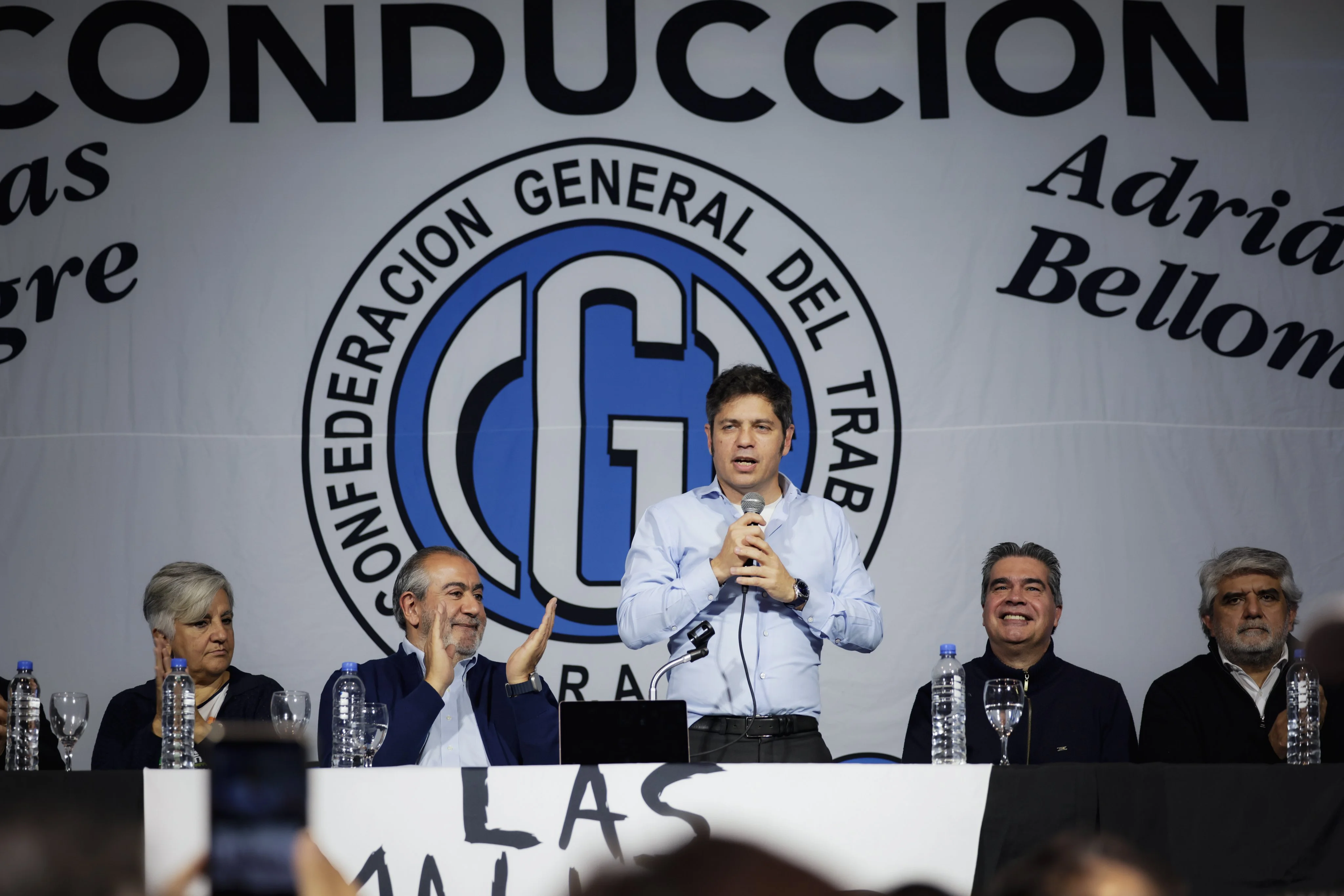 Axel Kicillof: La clave es abrazar y escuchar a todos, y construir desde abajo para arriba thumbnail