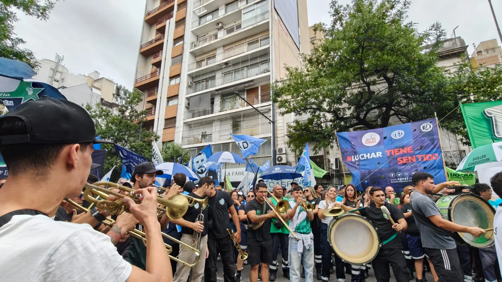 Contra el ajuste: en Córdoba y Buenos Aires las centrales obreras marchan con jubilados thumbnail