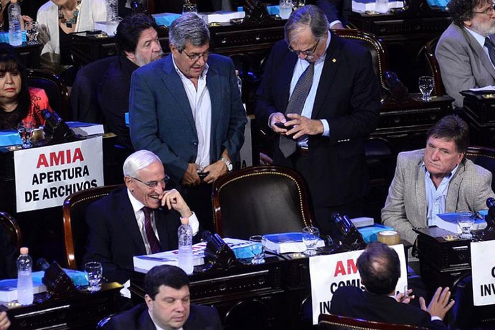 asamblea-carteles-amia 