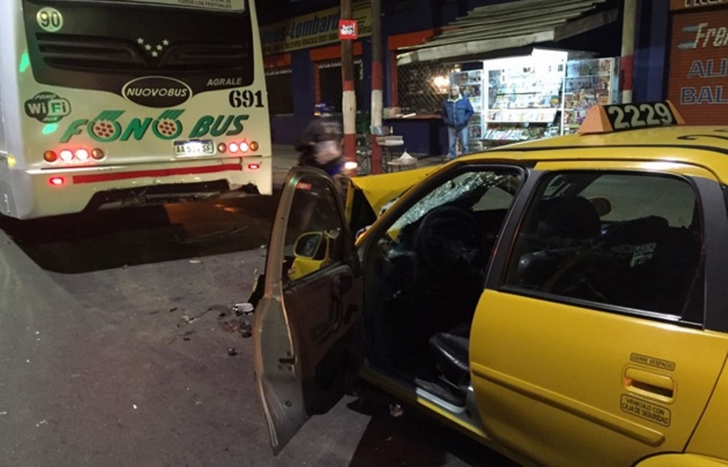 Un herido tras un choque entre un colectivo y un taxi en Juan B. Justo