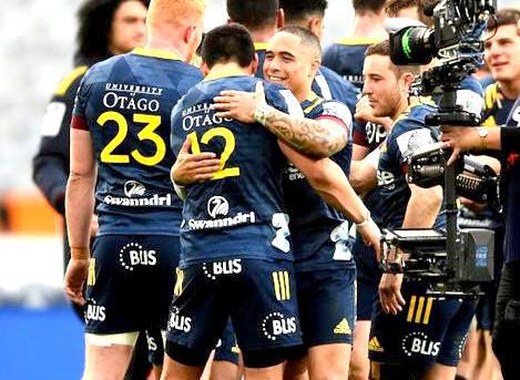 El medio scrum All Black Aaron Smith, felicita a sus compañeros de los Highlanders en triunfo ante los Hurricanes