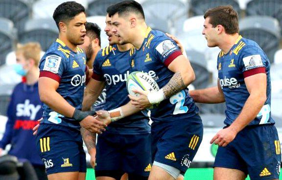 El wing suplente Ngane Punivai celebra su try para los Highlanders ante Hurricanes en Dunedin