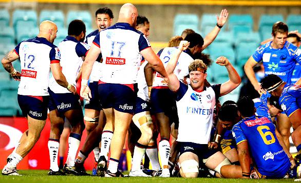 El segunda línea Matt Philip celebra victoria de Rebels en quinta ronda del Super Rugby AU sobre Western Force en el Leichhardt Oval de Sydney.