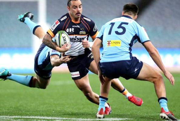 Andy Muirhead de los Brumbies penetra en dedensa de Waratahs para último try de Issak Fines