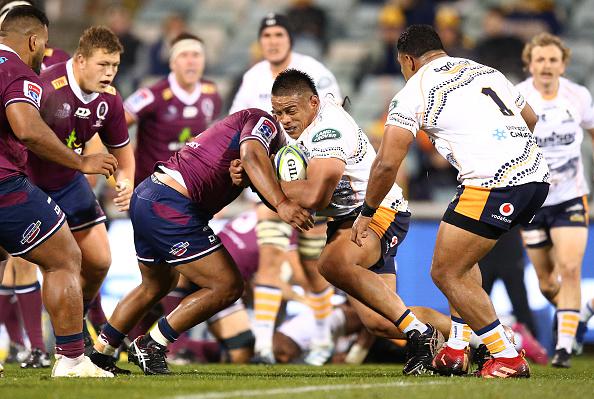 El pilar y capitán de los Brumbies Allan Alaalatoa ataca a los Reds en Canberra