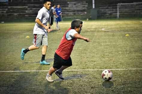 talla baja jesus jugando