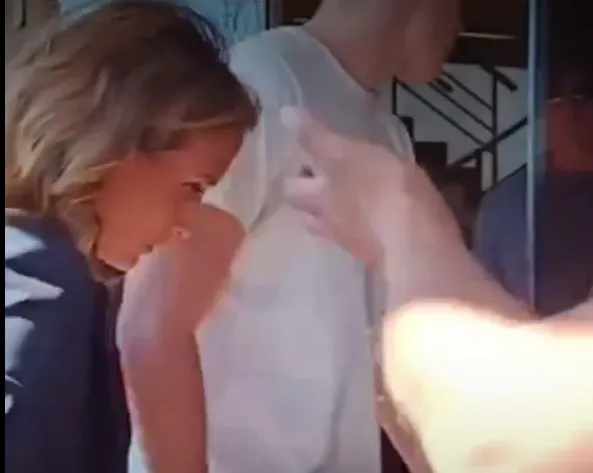 La senadora de LLA, Florencia Arietto, visitó una fábrica en huelga y tuvo que retirarse tras ser abucheada thumbnail