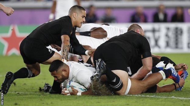 Aaron Smith no puede evitar el try de Manu Tuilagi que abre otra página del rugby mundial