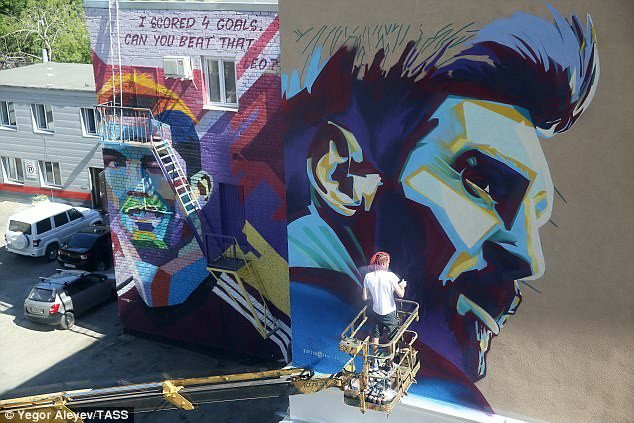 Rusia 2018: En Kazán, el duelo Messi -Cristiano Ronaldo se trasladó a los murales