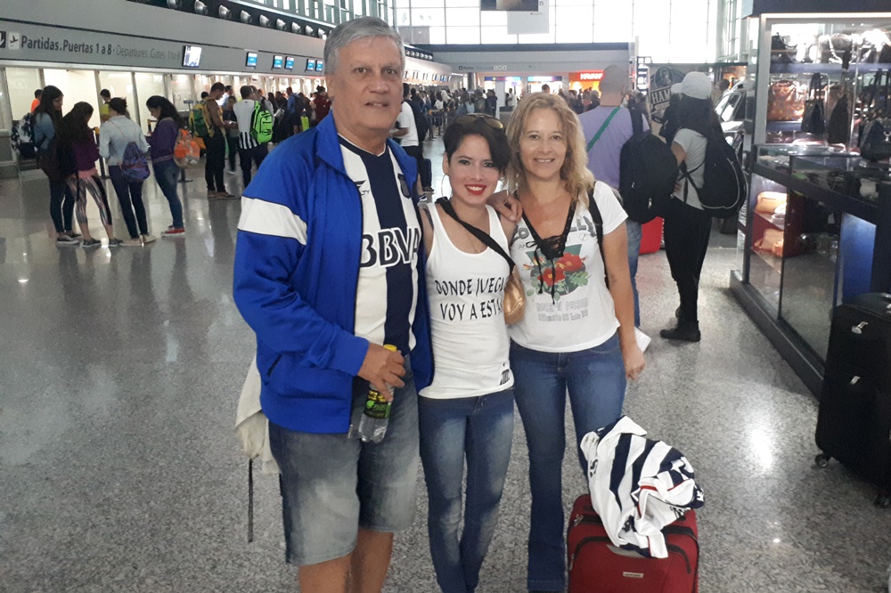 hinchas de talleres en aeropuerto (1)