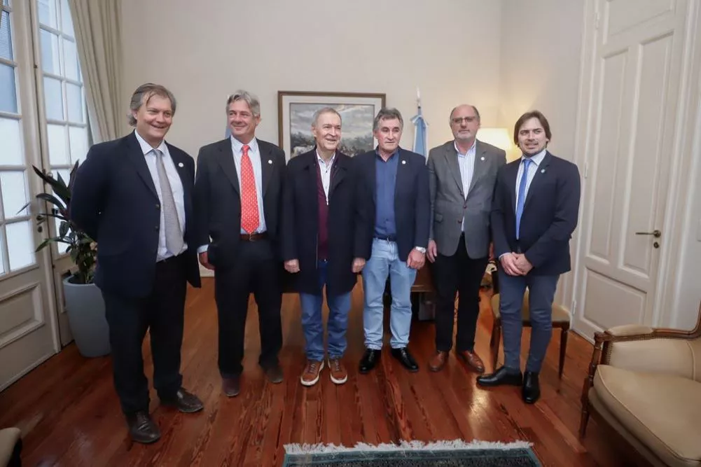 Schiaretti con Mesa de Enlace by prensa.cba