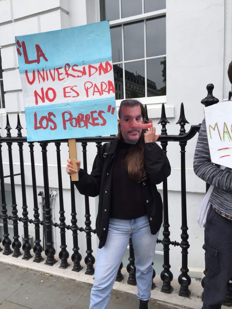 Escrache a Marcos Peña en Londres