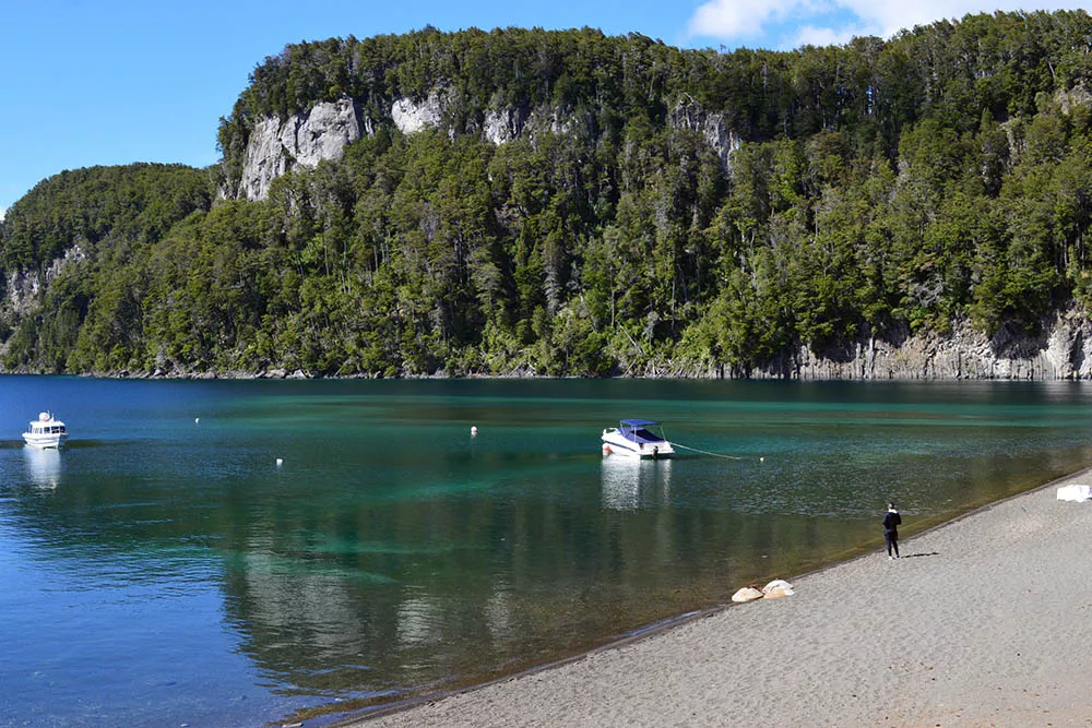Aguas de tonos verdosos y azulados en los lagos de la zona_