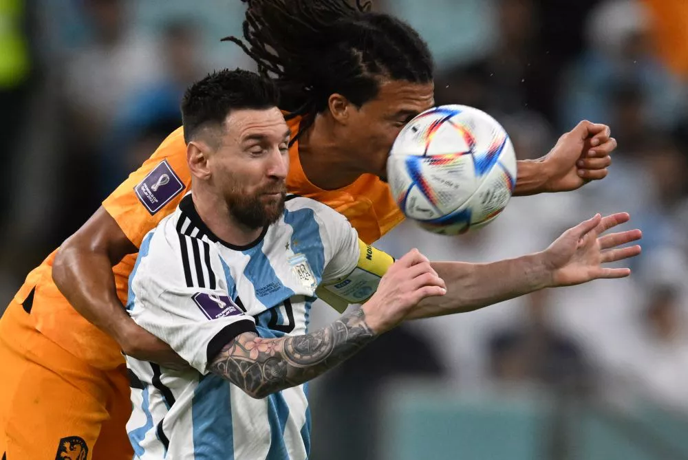 Messi muy marcado by Telam