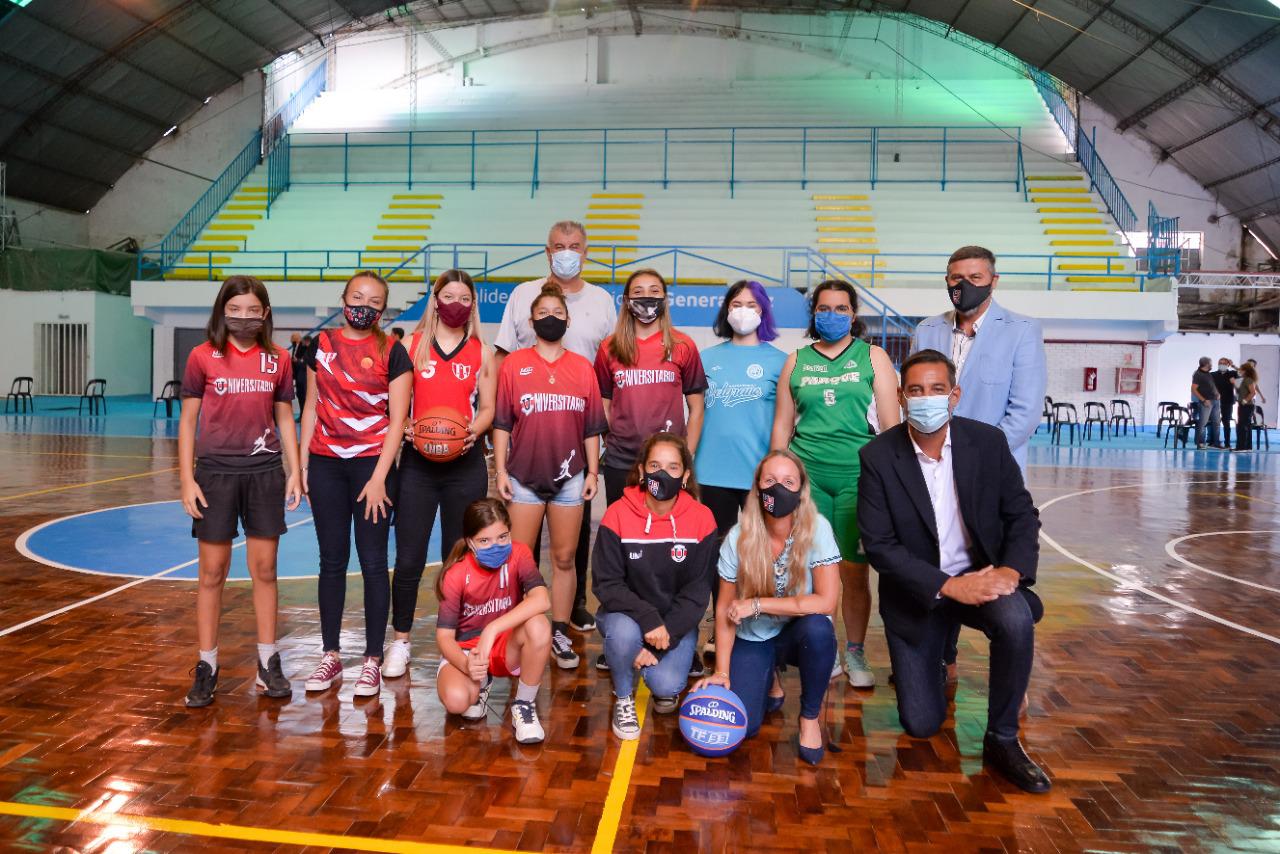 Puesta en valor Polideportivo Gral Paz equipo de basquet femenino con funcionarios