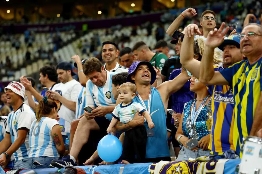 los hinchas en Qatar by NA