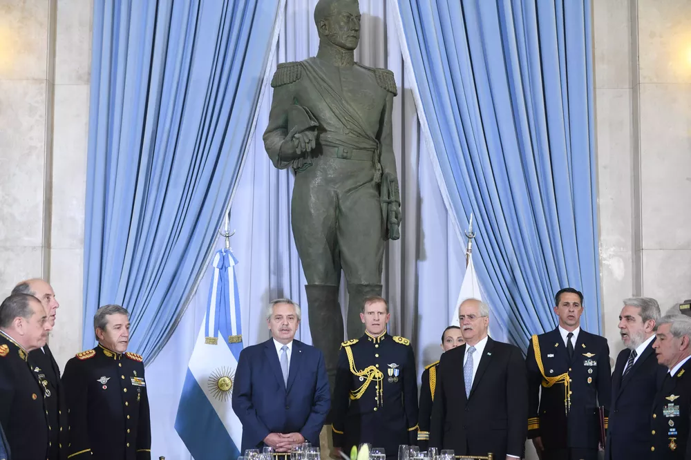 Fernández con las FFAA by NA