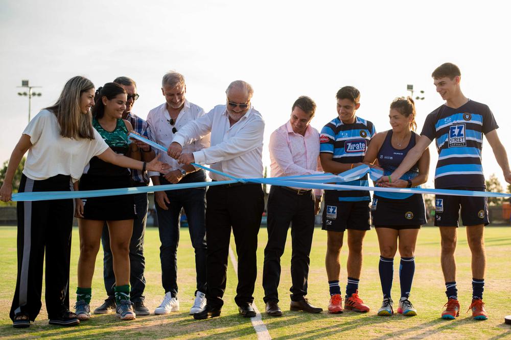 Daniela Funes, Héctor Oscar Campana, Juan Carlos Rabbat, Alejandro Sariago y jugadores de ambos equipos