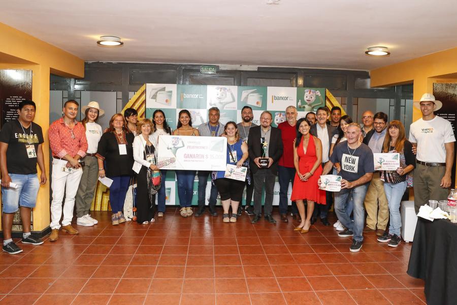 Los ganadores del sorteo de Cash Plus de cosquin acompañados del Intendte Gabriel Musso y el Vicepte de Bancor Hugo Escañuela