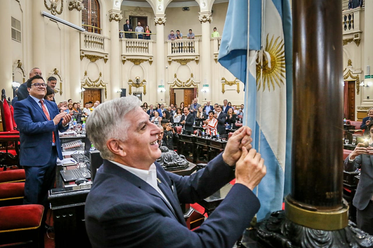 Carlos Gutierrez abanderado