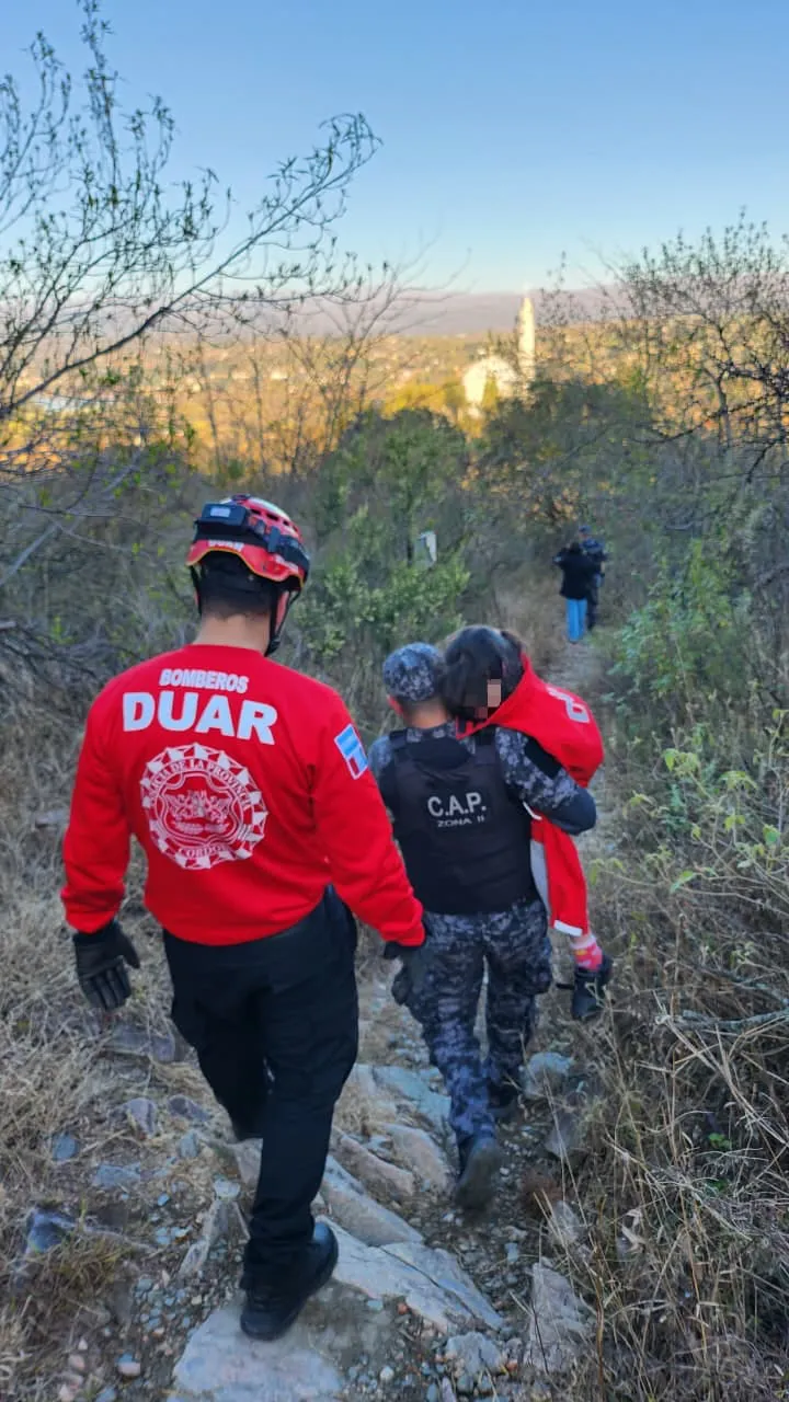 DUAR rescató a una mujer y a una nena que se habían perdido en el cerro de la Virgen de La Medalla Milagrosa thumbnail