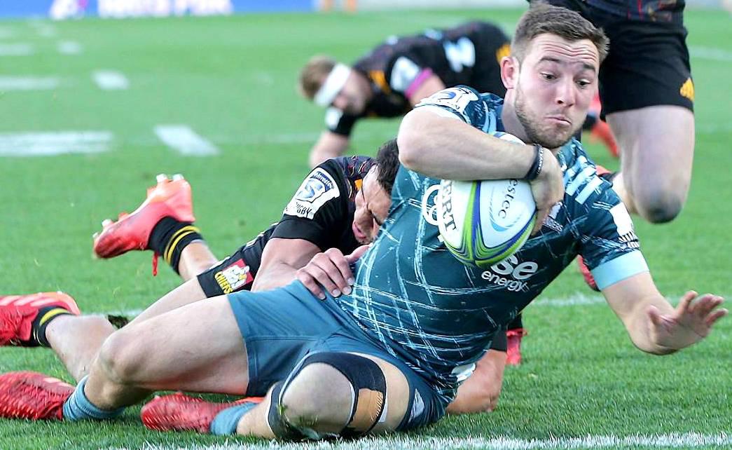 El apertura Mitch Hunt, marca su try en emocionante victoria de los Highlanders sobre los Chiefs en Hamilton.
