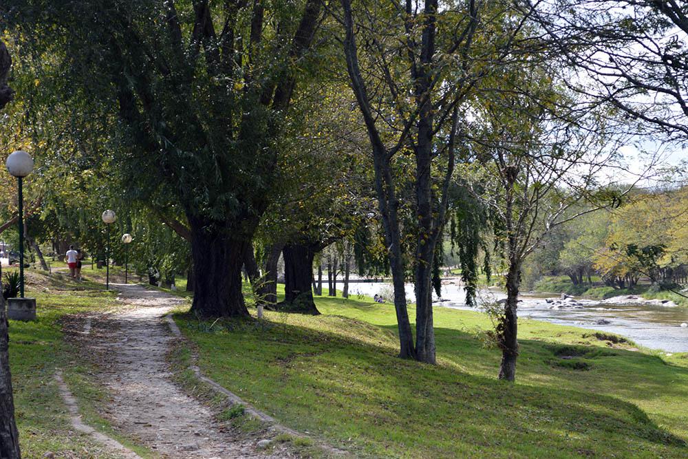 La costanera con sus senderos ideales para largas caminatas_