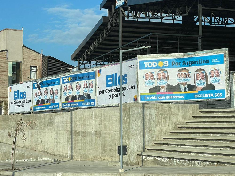 Cartelería Frente de Todos tapada por cartelería de Hacemos por Córdoba en Carlos paz