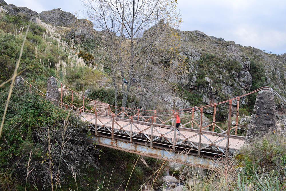 El segundo puente colgante de Copina tiene vistas a dos cascadas, ubicadas a ambos lados