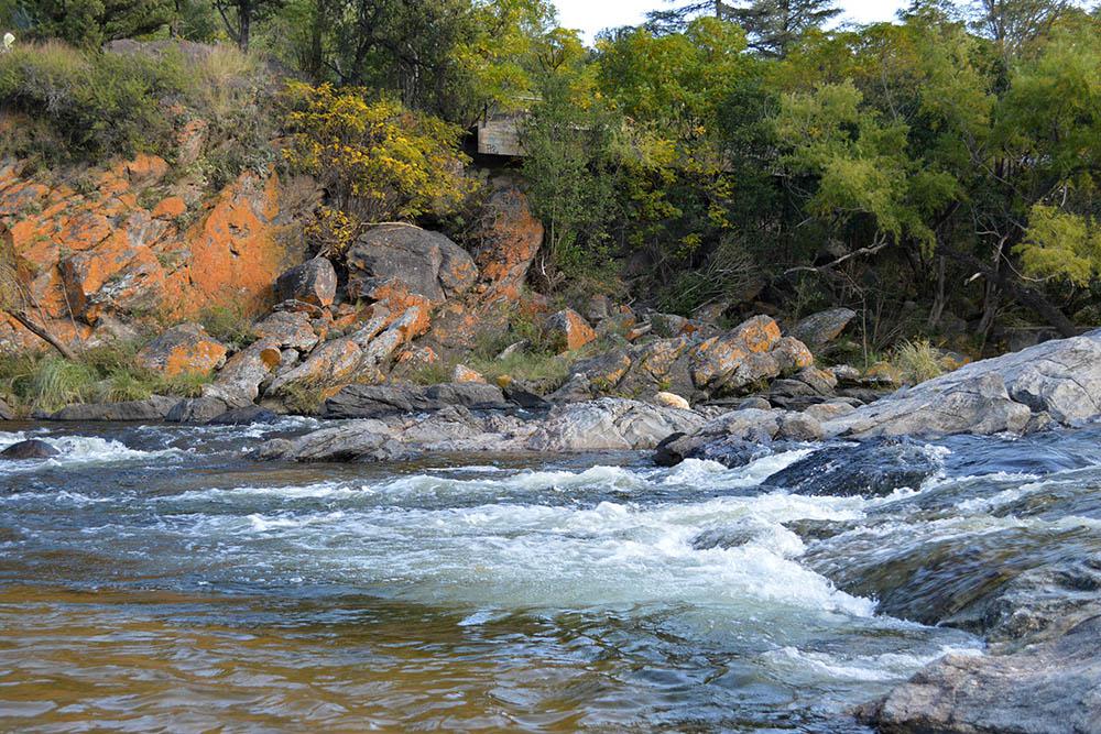 En un tramo, el río hace una curva y se forman saltos un poco más pronunciados_