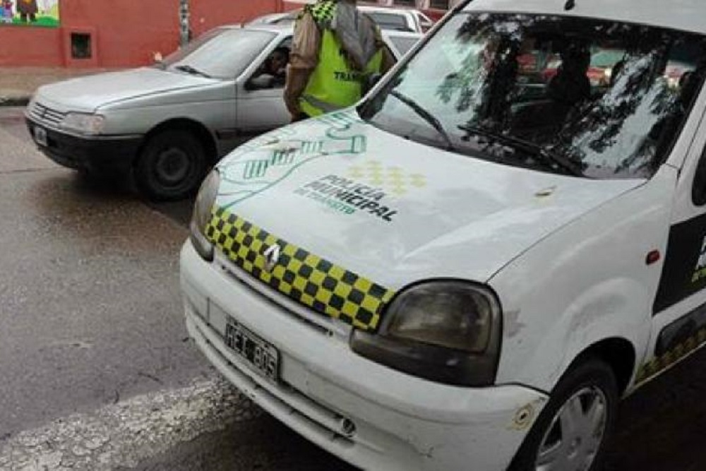 Movil Municipal mal estacionado by Juan Antonio Agu