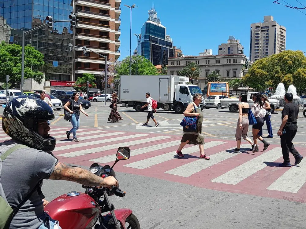 Jueves Caluroso Con Cielo Despejado Y Una Temperatura M Xima Que