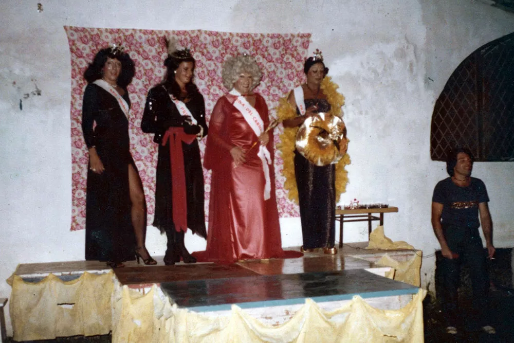 A lo largo de las islas del Tigre se formó una comunidad de locas que llegó a las tres mil personas. Foto_ Serie Domingo José Frontera. Colección Tres Bocas. Archivo Nacional de la Memoria.(2)
