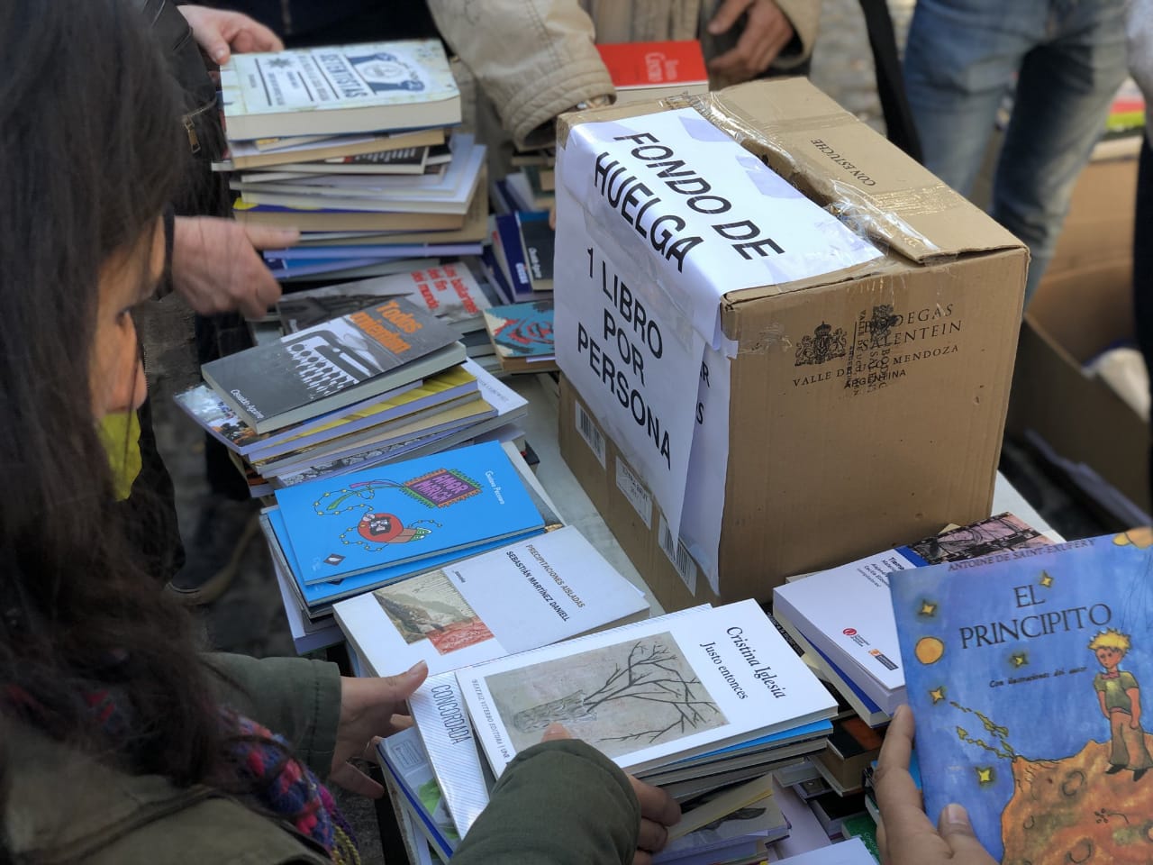 Suelta de libros por Télam by @gustavopecoraro