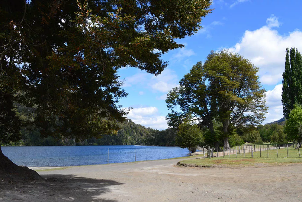 EL Lago Correntoso visto desde el complejo turístico de la familia mapuche Quintupuray