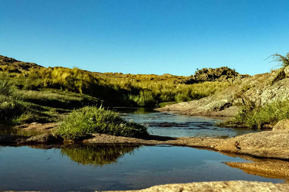 Ríos de aguas cristalinas y frías al costado de la ruta son postales habituales de las Altas Cumbres_