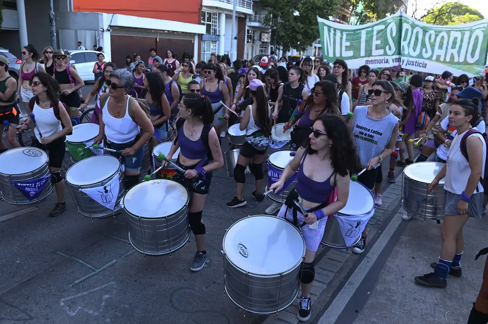 25-11-2023_rosario_cientos_de_mujeres_y