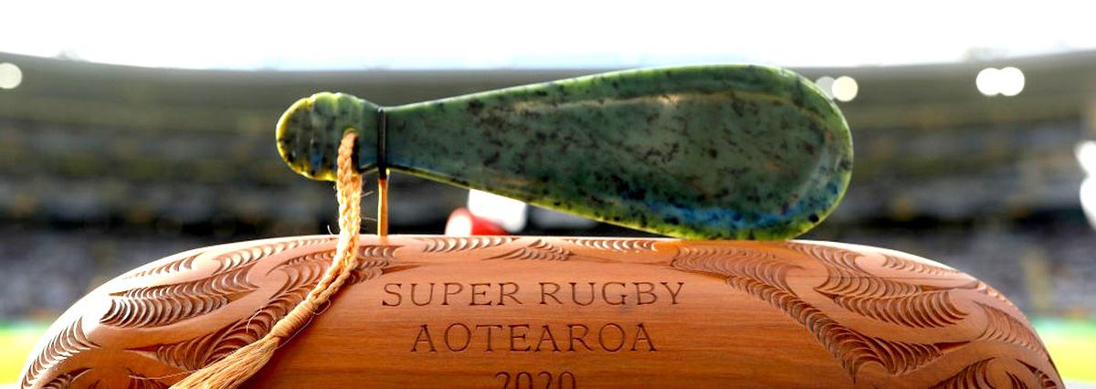 El trofeo del primer Super Rugby Aotearoa (Nueva Zelanda en idioma Maorí), conquistado hace una semana por los Canterbury Crusaders, los campeones salientes del Super Rugby 2019, ganado a los Jaguares en la final