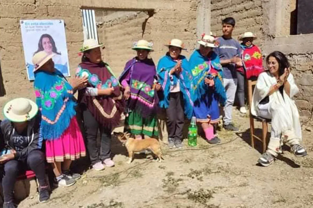 Carolina Moisés en una de sus tantas visitas a las comunidades originarias