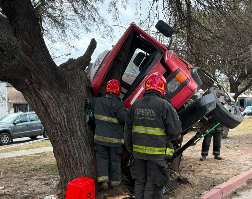 Un hombre debió ser rescatado por bomberos, tras el choque de un camión contra un árbol thumbnail