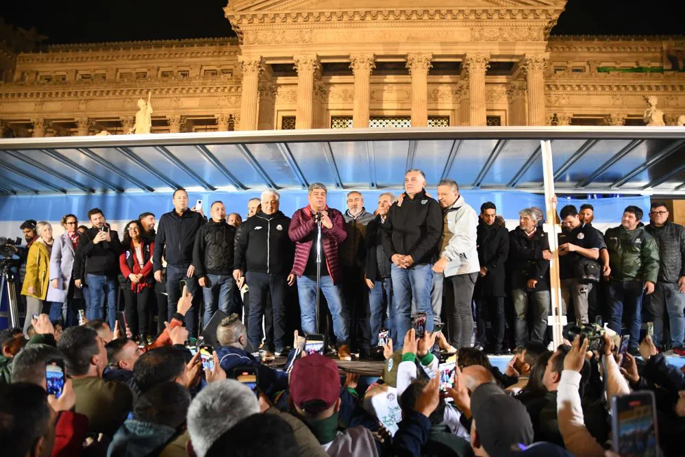 Dirigentes apoyando votación Ganancias by Télam