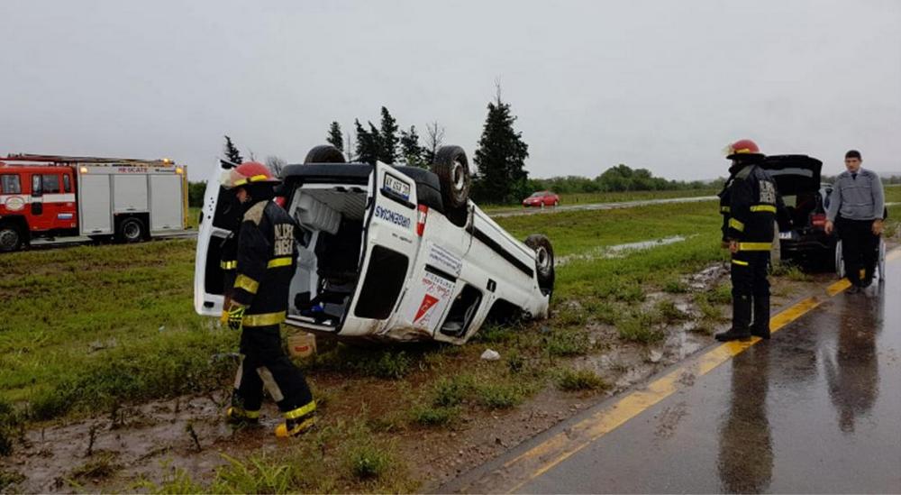 Vuelco en ruta 36 por la lluvia. Foto: Prensa Policía de Córdoba.