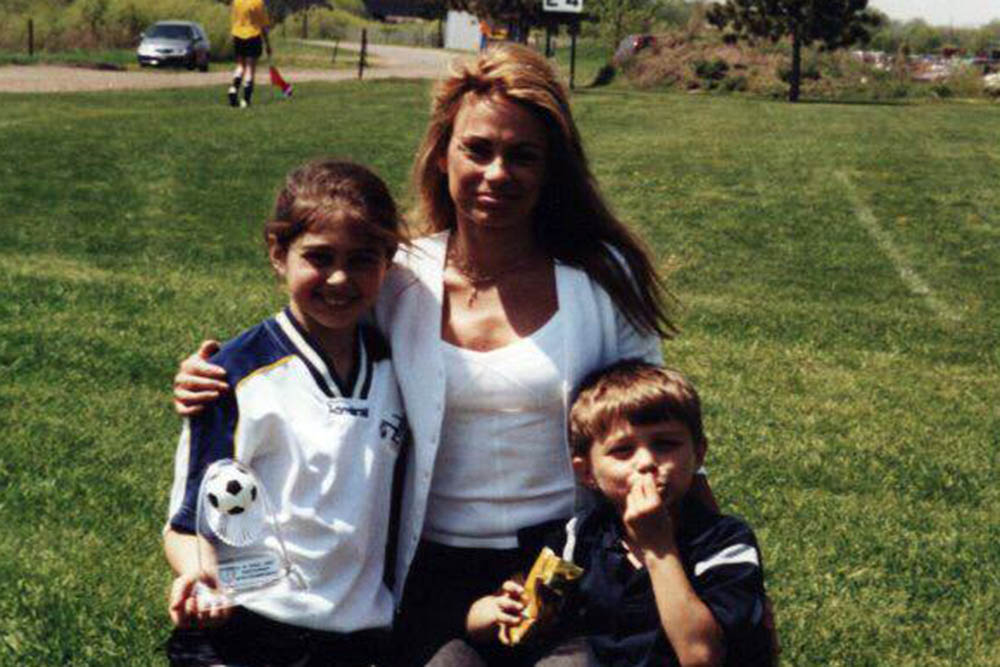 Natalie con su mamá y su hermano