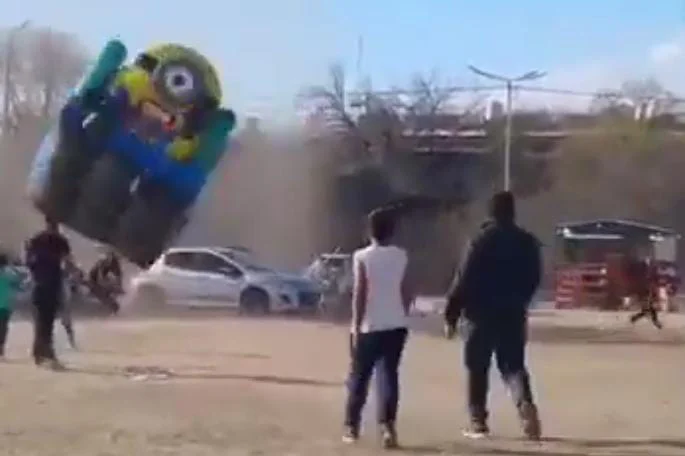 Un remolino levantó un tobogán inflable en Cruz del Eje: dos niños fueron hospitalizados thumbnail