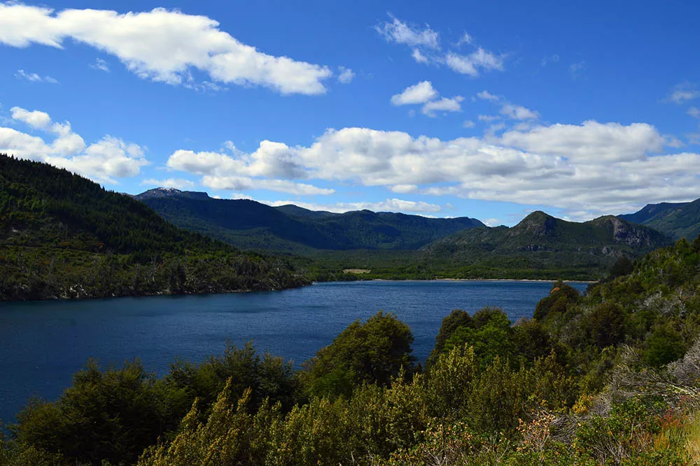 Lago Machónico es uno de los últimos del recorrido y pertenece al Parque Nacional Lanín