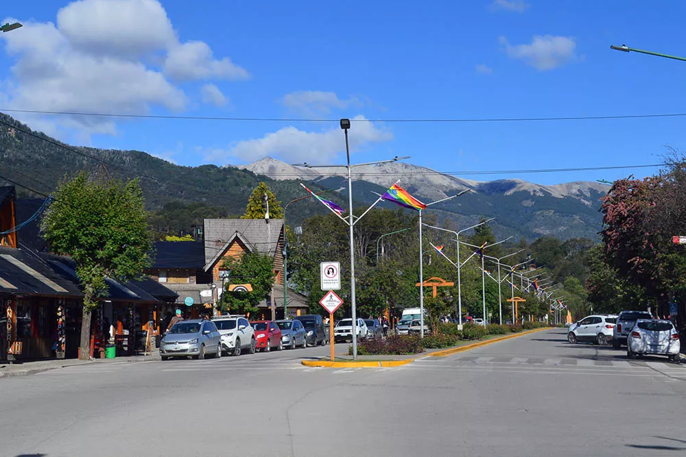 La avenida principal congrega locales con productos regionales y restaurantes para disfrutar de la gastronomía local_