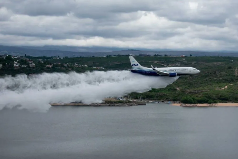 Boeing 737 sobrevolando San Roque prensa.cba